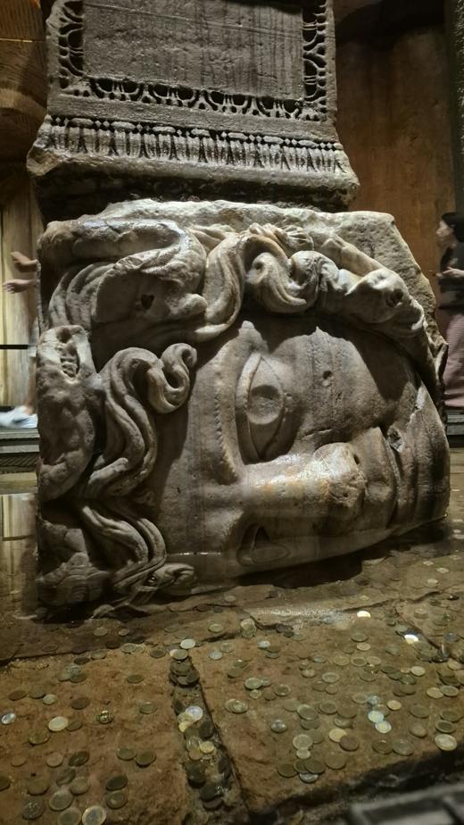 Cabeza de Medusa, Cisterna Basílica