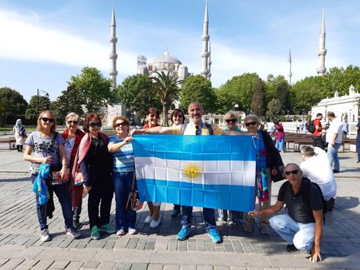 Visitantes de Argentina ante la Mezquita Azul
